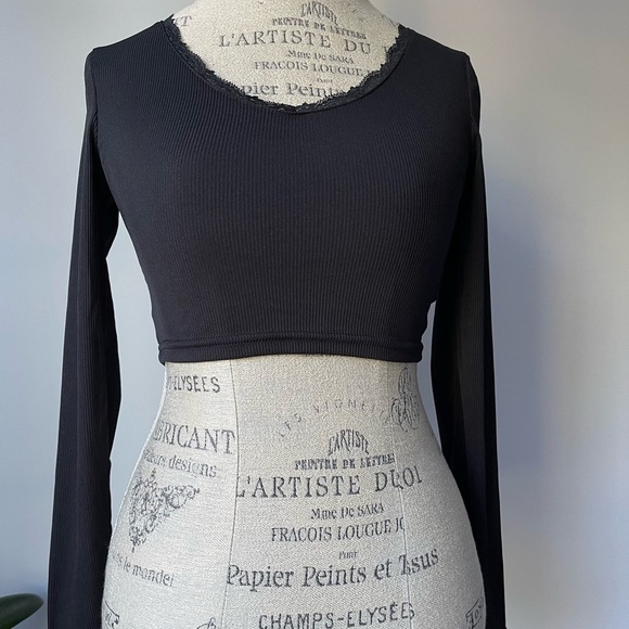 3/22 🧡 V neck lace long sleeve crop top - Picture 2 of 4